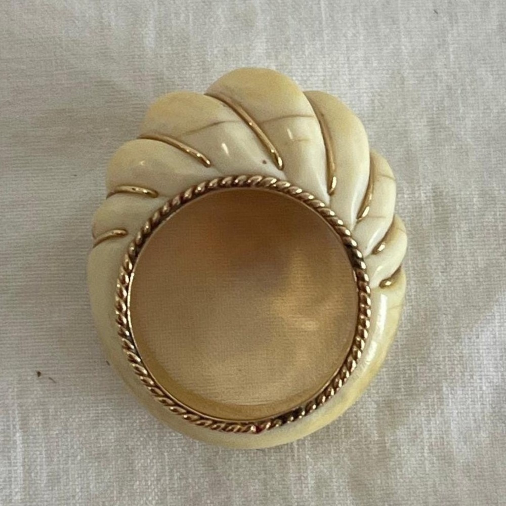 Vintage 14k Yellow Gold Ribbed Dome Cocktail Ring Cream Carved Statement Sz 6.25 - Picture 9 of 10